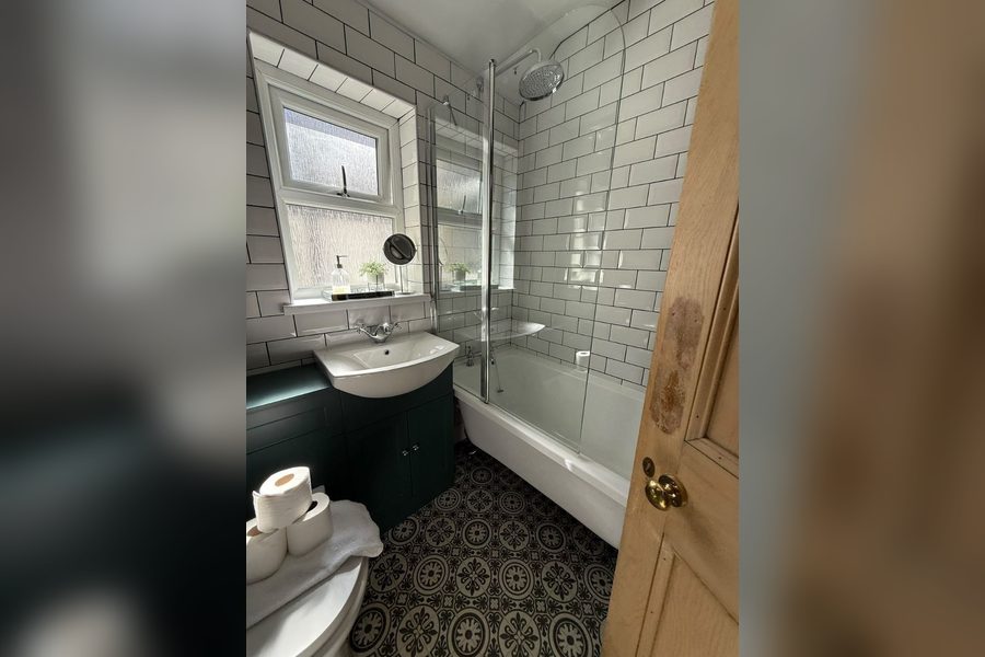 Clean Airbnb bathroom
